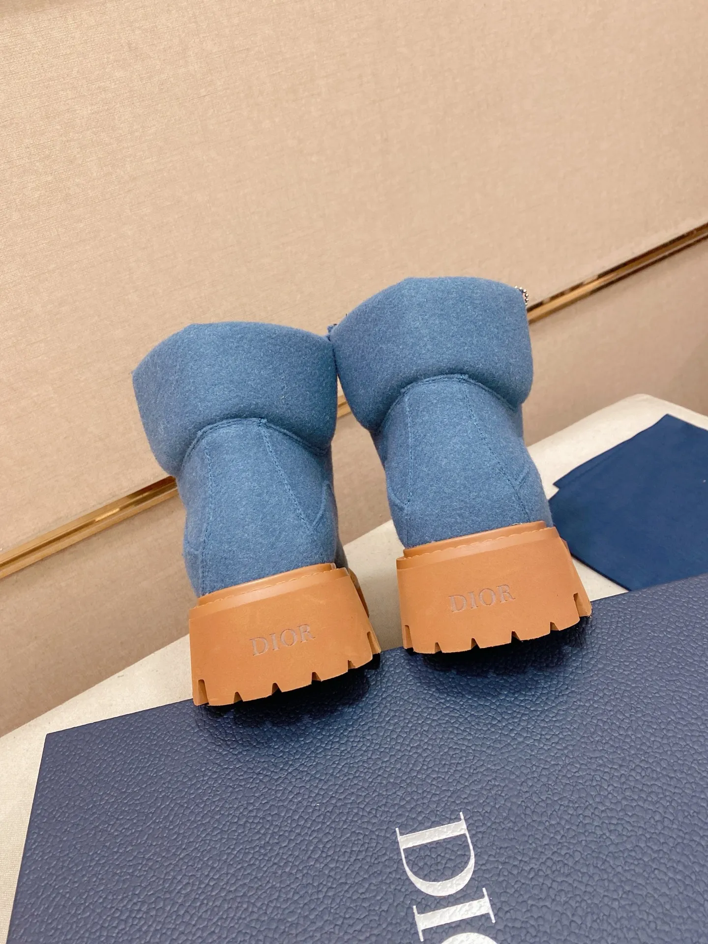 Factory price: 560💰[Dior·Dior] New casual high-top men's shoes, new spring and summer design, perfect workmanship, lace-up lazy style to create cabinet quality, upper: imported first-layer cowhide, high-grade sheepskin lining soft and comfortable, ultra-light TPU wear-resistant outsole, simple, versatile fashion men's shoes, excellent color code number 38-44. Customized at 45.46
